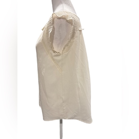 Flowy Blouse with embroidery and lace details - Picture 3 of 4